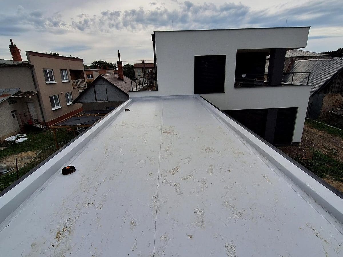 hidroizolatie terasa cu membrana bituminoasa aplicata pe acoperis plat