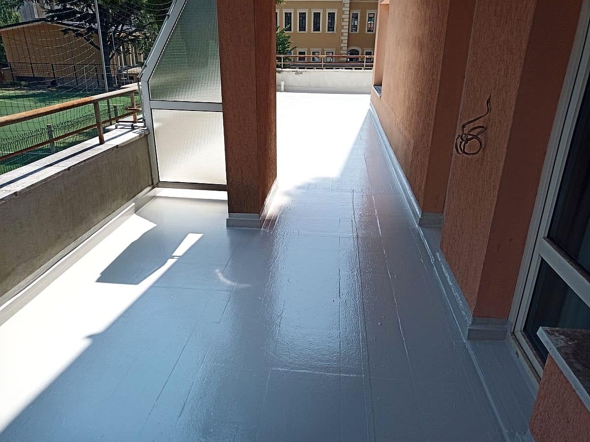 hidroizolatie terasa cu membrana bituminoasa aplicata pe acoperis plat